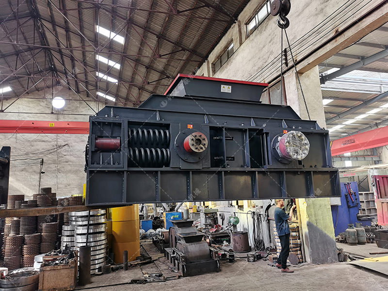 1500*1000全液壓對輥制砂機設備發(fā)往江西