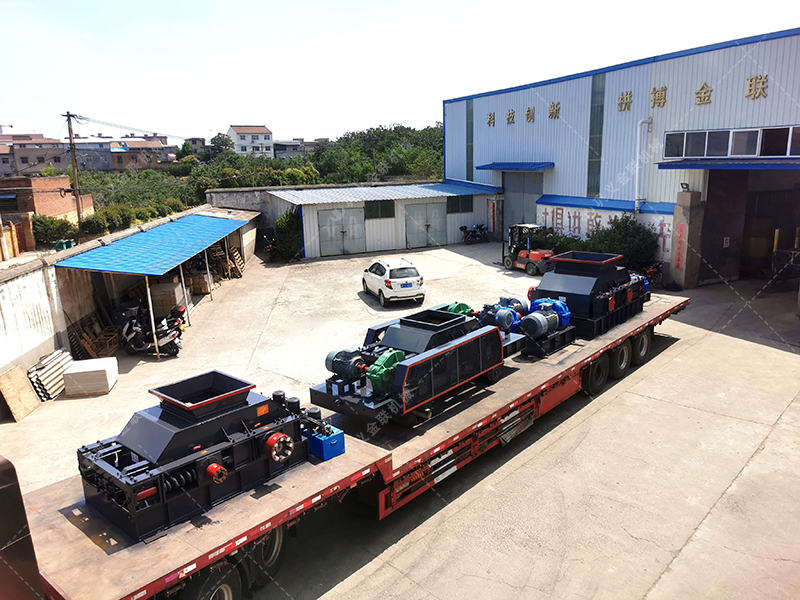 1200*1200雙齒輥破碎機，兩臺900*900軌道移動雙齒輥破碎機發往云南