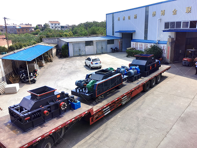 1200*1200雙齒輥破碎機，兩臺900*900軌道移動雙齒輥破碎機發往云南